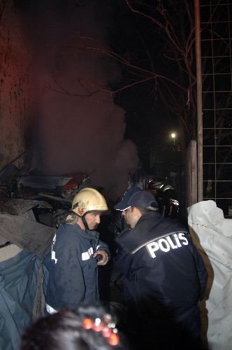 Hurdalık Yangınında Alevlerin Arasında Kalan Şahıs Son Anda Kurtarıldı