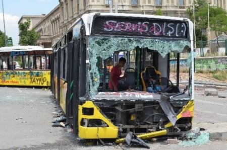 Hurdaya dönen otobüsler göstericilerin evi gibi