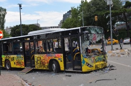 Hurdaya dönen otobüsler göstericilerin evi gibi