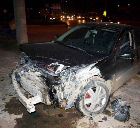 Hurdaya dönen otomobilden burnu kanamadan kurtuldu