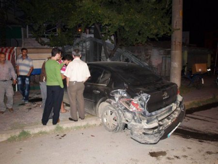 Hurdaya dönen otomobilden burnu kanamadan kurtuldu