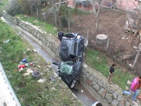 Hurdaya Dönen Otomobilden Hafif Sıyrıklarla Kurtuldu