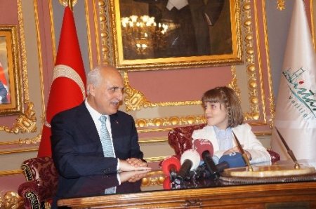 Hüseyin Avni Mutlu, koltuğunu Defne Turan'a devretti