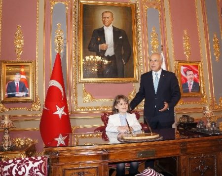 Hüseyin Avni Mutlu, koltuğunu Defne Turan'a devretti