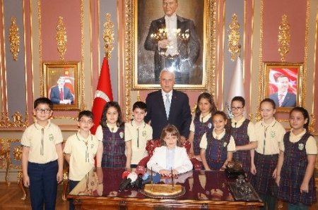 Hüseyin Avni Mutlu, koltuğunu Defne Turan'a devretti