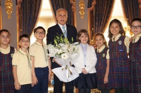 Hüseyin Avni Mutlu, koltuğunu Defne Turan'a devretti