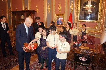 Hüseyin Avni Mutlu, koltuğunu Defne Turan'a devretti