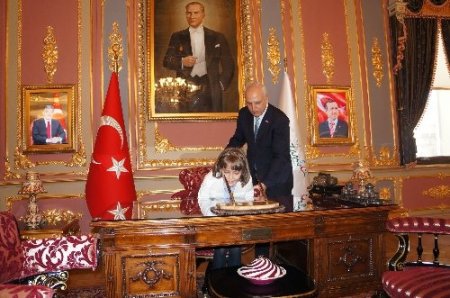 Hüseyin Avni Mutlu, koltuğunu Defne Turan'a devretti