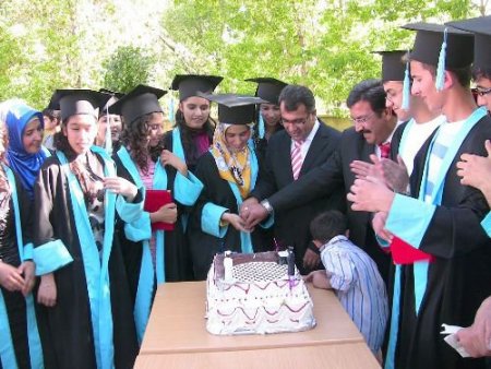 Hüseyin Celal Yardımcı Fen Lisesi'nde Mezunlara Kutlama