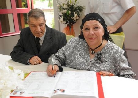 Huzur Evinde Dünya Evine Girdiler