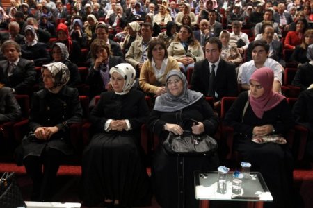 'Huzur Sokağı' tiyatro sahnesinde