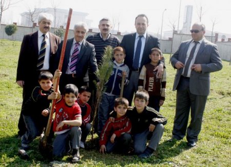Huzurevi Sakinleri Ve Çocuklar Birlikte Fidan Dikti