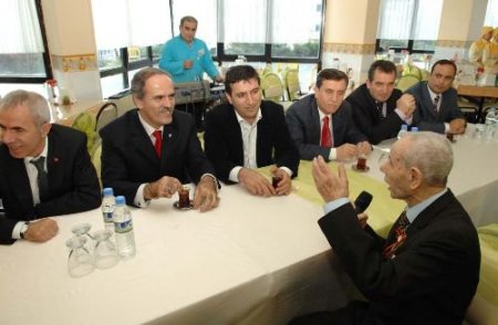 Huzurevi Sakinlerine Başkan Morali