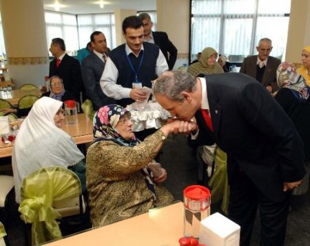 Huzurevi Sakinlerine Başkan Morali