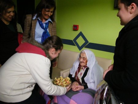 Huzurevi sakinlerine ilmek ilmek sevgiyi işlediler