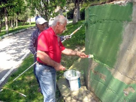 Huzurevi sakinlerinin bahçe keyfi