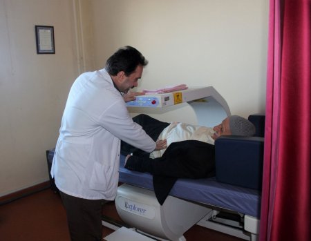 Huzurevi sakinlerinin kemik ölçümleri yapılıyor