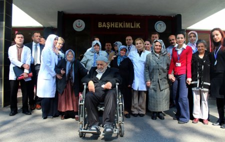 Huzurevi sakinlerinin kemik ölçümleri yapılıyor