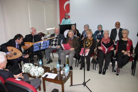 Huzurevi sakinlerinin kurduğu TSM topluluğu üniversitede konser verdi