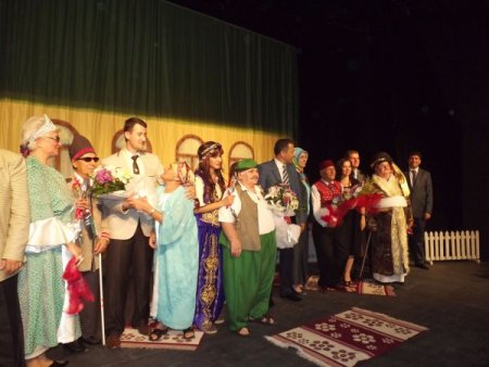 Huzurevi sakinlerinin sahnelediği oyun, ayakta alkışlandı