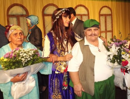 Huzurevi sakinlerinin sahnelediği oyun, ayakta alkışlandı