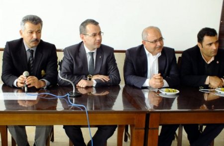 Huzurevi ziyaretinde Arslantaş’a kara kalem portre