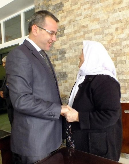 Huzurevi ziyaretinde Arslantaş’a kara kalem portre