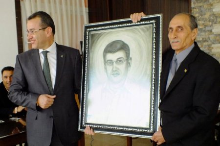 Huzurevi ziyaretinde Arslantaş’a kara kalem portre