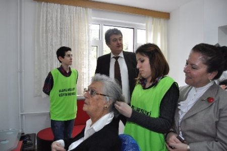 Huzurevinde gizli kalmış güzellikleri yansıtan bakım