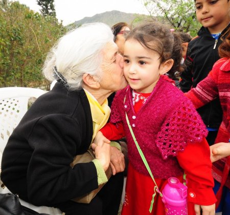 Huzurevinde kalan yaşlılar, köylerdeki çocuklarla buluştu