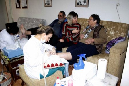 Huzurevinde kalan yaşlılara ayak bakım hizmeti