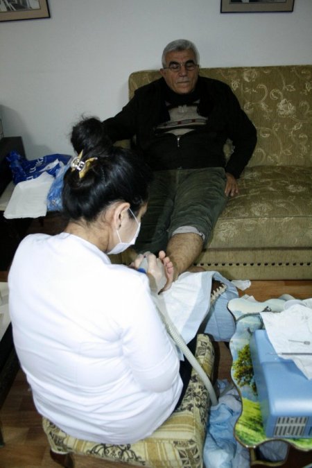 Huzurevinde kalan yaşlılara ayak bakım hizmeti