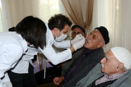 Huzurevinde kalan yaşlılara diş taraması