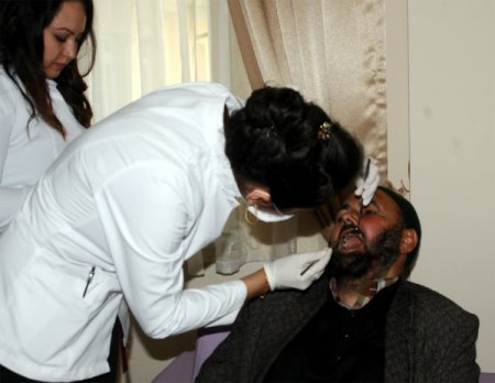 Huzurevinde kalan yaşlılara diş taraması