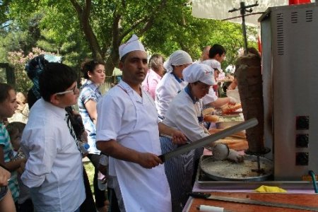Huzurevindeki kermes hem eğlendirdi hem destek sağladı