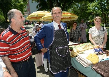 Huzurevindeki kermes hem eğlendirdi hem destek sağladı