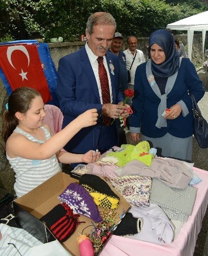 Huzurevindeki kermes hem eğlendirdi hem destek sağladı