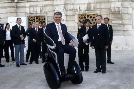 İ-real'e Binen Cumhurbaşkanı Gül, Elektrikli Aracın Türkiye'de Üretilmesini İstedi