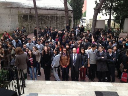 İbn-i Sina Anadolu Sağlık Meslek Lisesi serbest kıyafete geçti