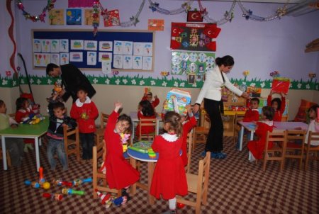 İbrahim Çeçen Vakfı, anasınıfı öğrencilerine oyuncak dağıttı