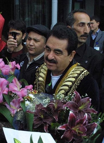 İbrahim Tatlıses, Özbekistan'da Güllerle Karşılandı