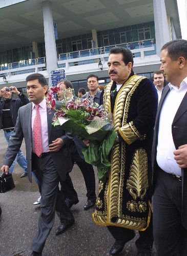İbrahim Tatlıses, Özbekistan'da Güllerle Karşılandı