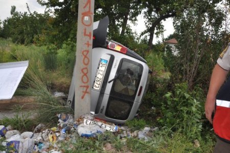 İçerisinde Üç Kişinin Bulunduğu Otomobil, Yol Kenarındaki Bahçeye Uçtu