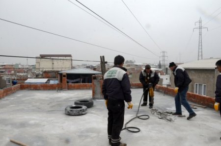 İçinden gerilim hattı geçen bina yıkıldı