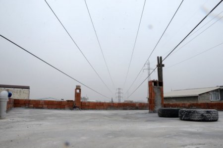 İçinden gerilim hattı geçen bina yıkıldı