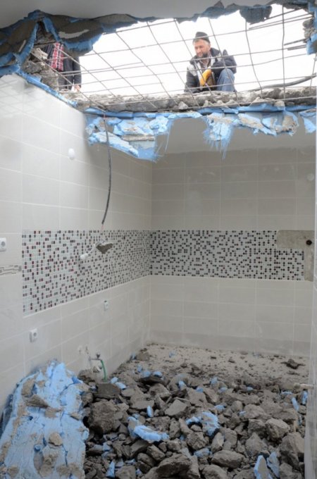 İçinden gerilim hattı geçen bina yıkıldı