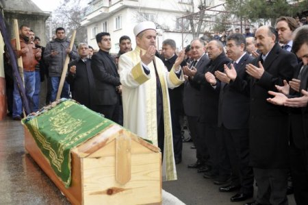 İçişleri Bakanı Şahin, Ak Partili Mualla Aleşgür’ün Cenazesine Katıldı