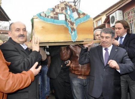 İçişleri Bakanı Şahin, Ak Partili Mualla Aleşgür’ün Cenazesine Katıldı