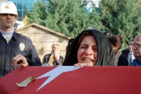 İçişleri Bakanı Şahin, eski vali Şinasi Kuş'un cenazesine katıldı