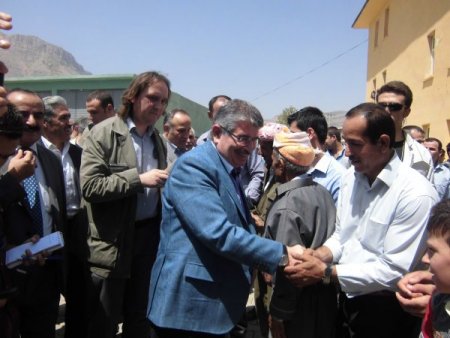 İçişleri Bakanı Şahin, Şemdinli Derecik'te Tezahüratlarla Karşılandı